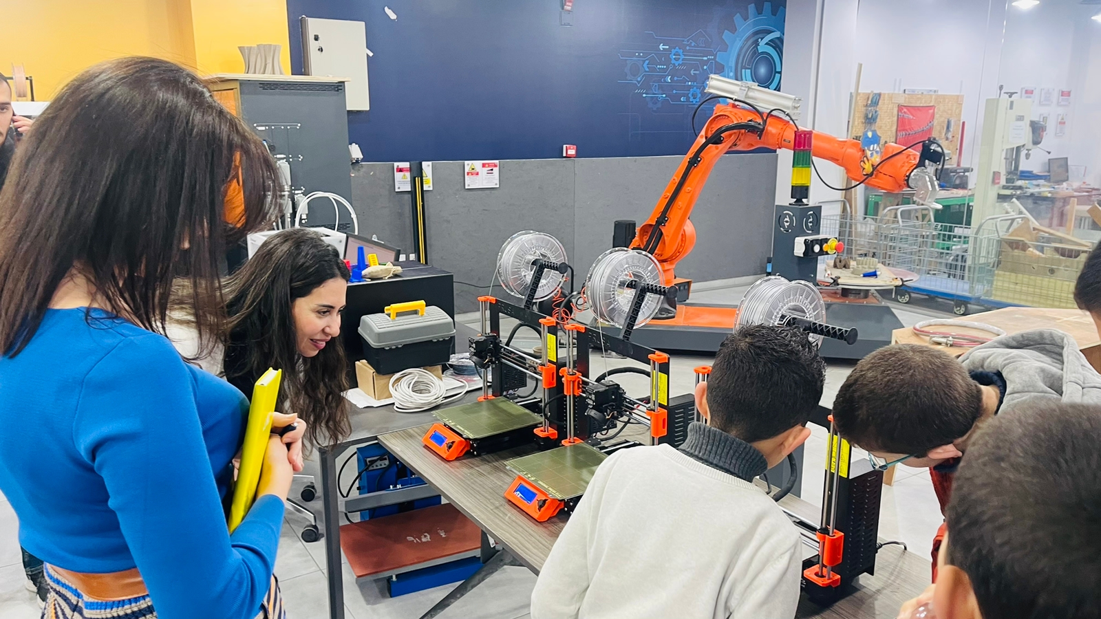 Madar Al-Saa Images 0.4966885283377471