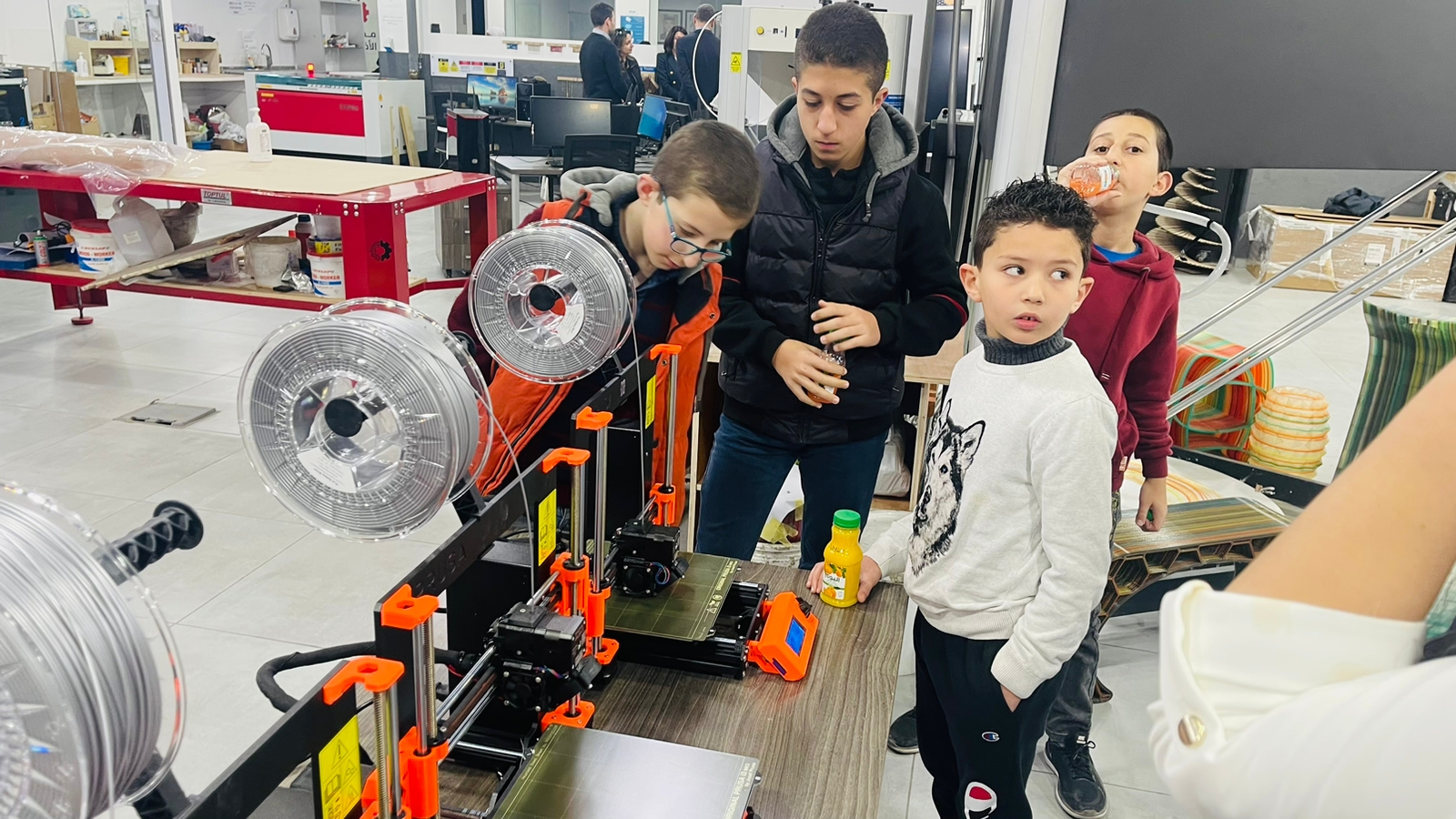 Madar Al-Saa Images 0.7395485698693872