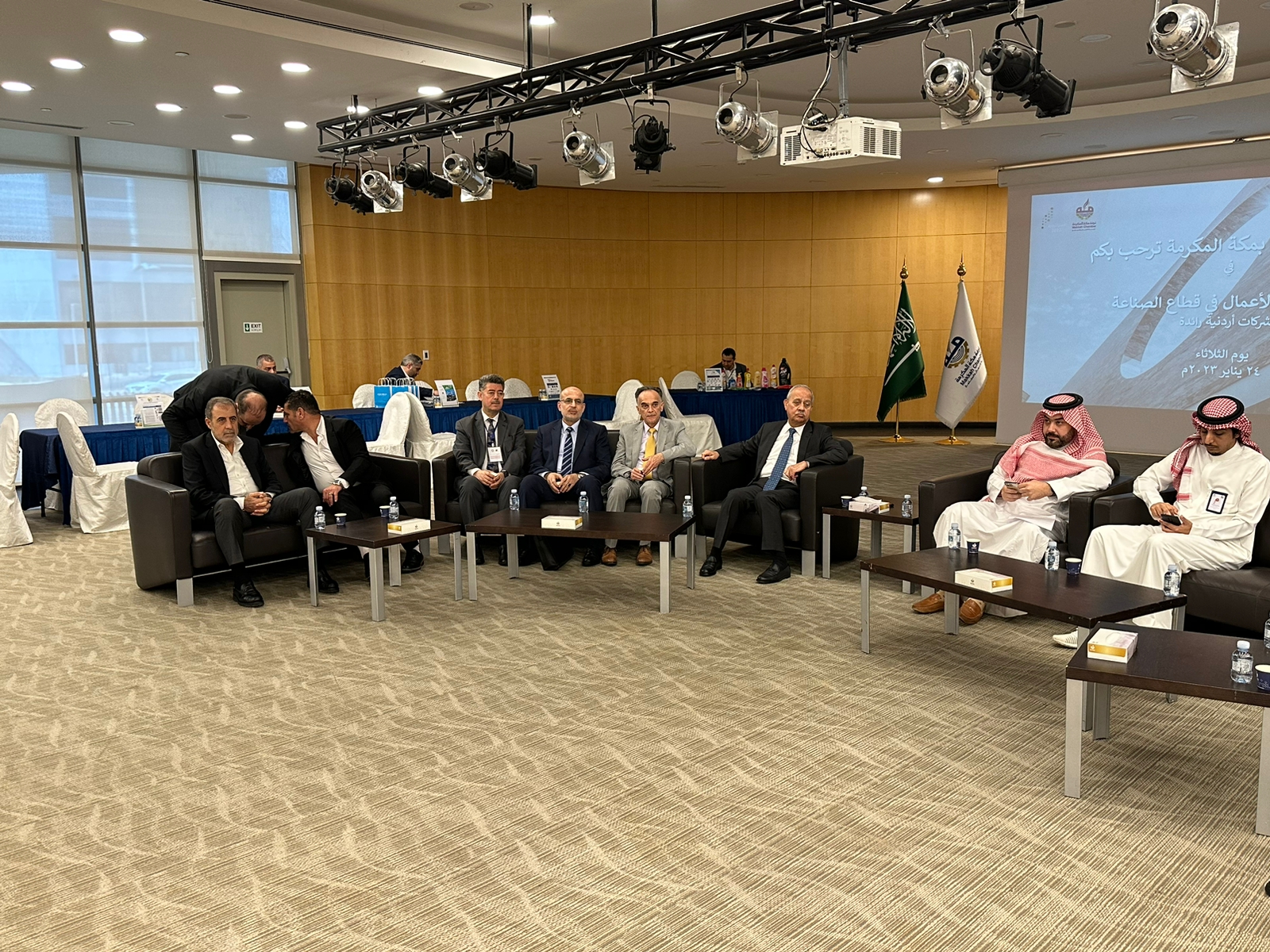 Madar Al-Saa Images 0.12493559457495107