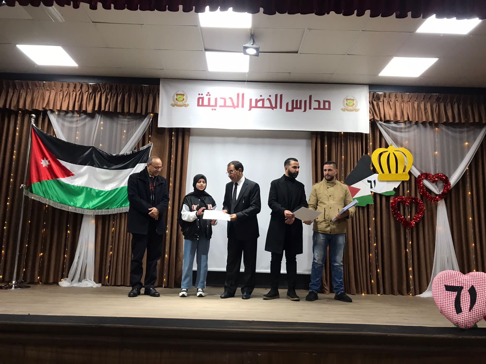 Madar Al-Saa Images 0.3709945323683461