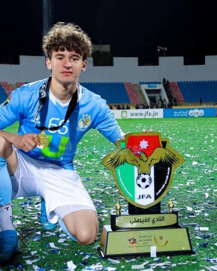 صورة للاعب قصي المنصوري أثناء تتويج الفيصلي بدرع الاتحاد