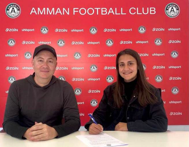 اللاعبة لجين البطوش توقع على كشوفات عمان اف سي