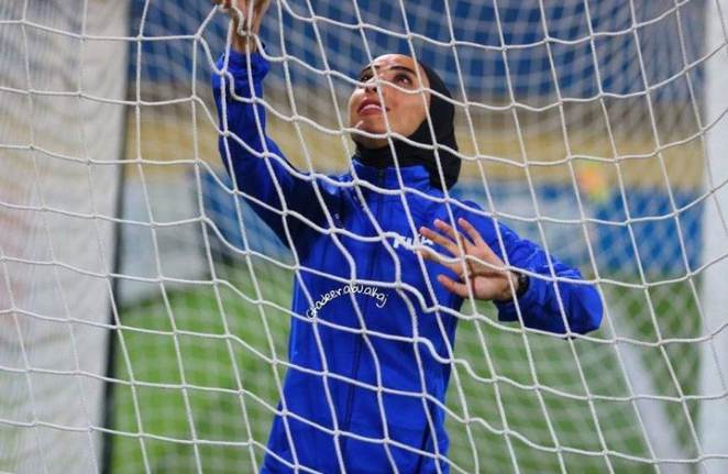 الحكمة الدولية حنين مراد خلال إدارة أحد المباريات 