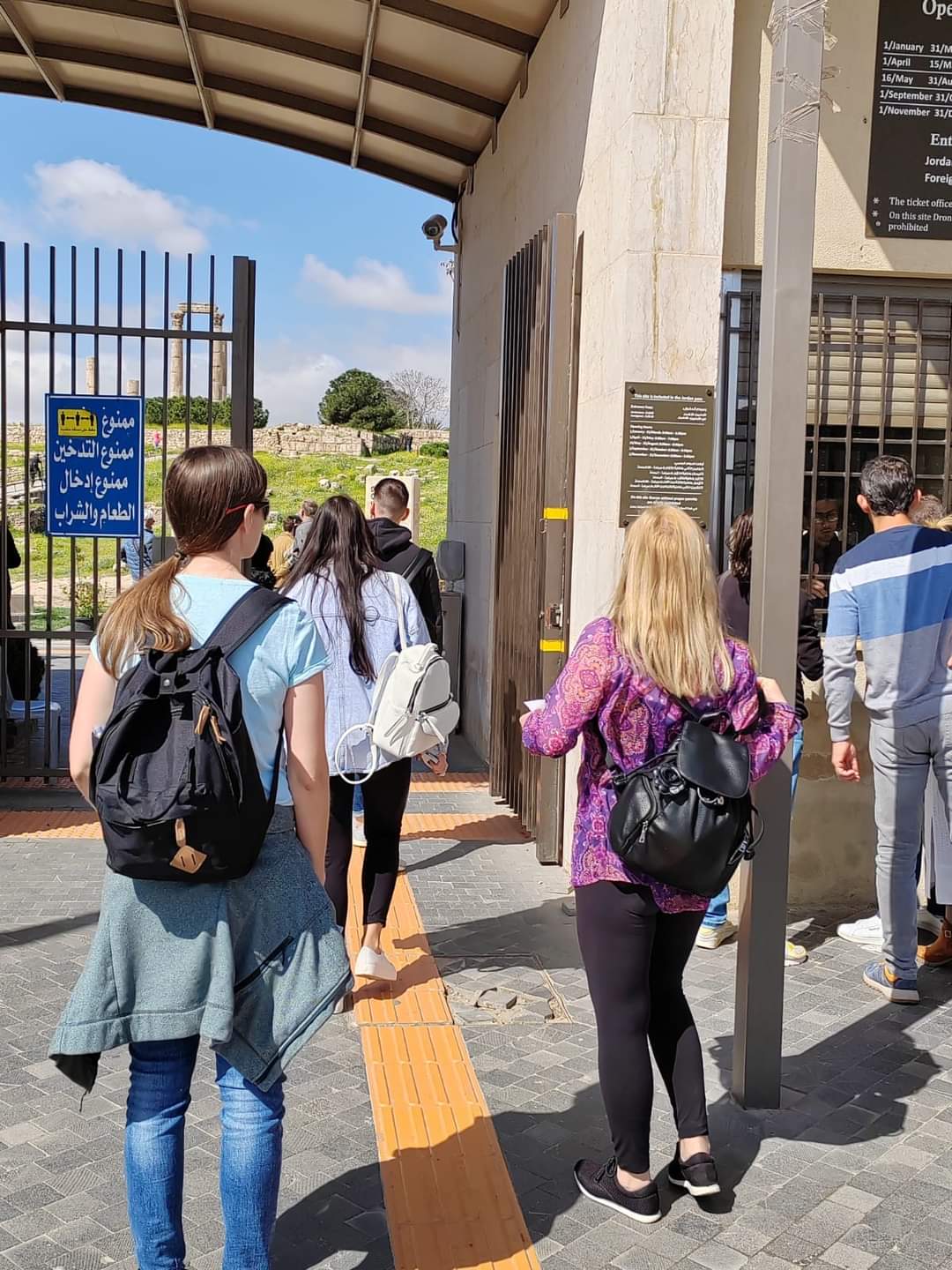 Madar Al-Saa Images 0.03705526712739826