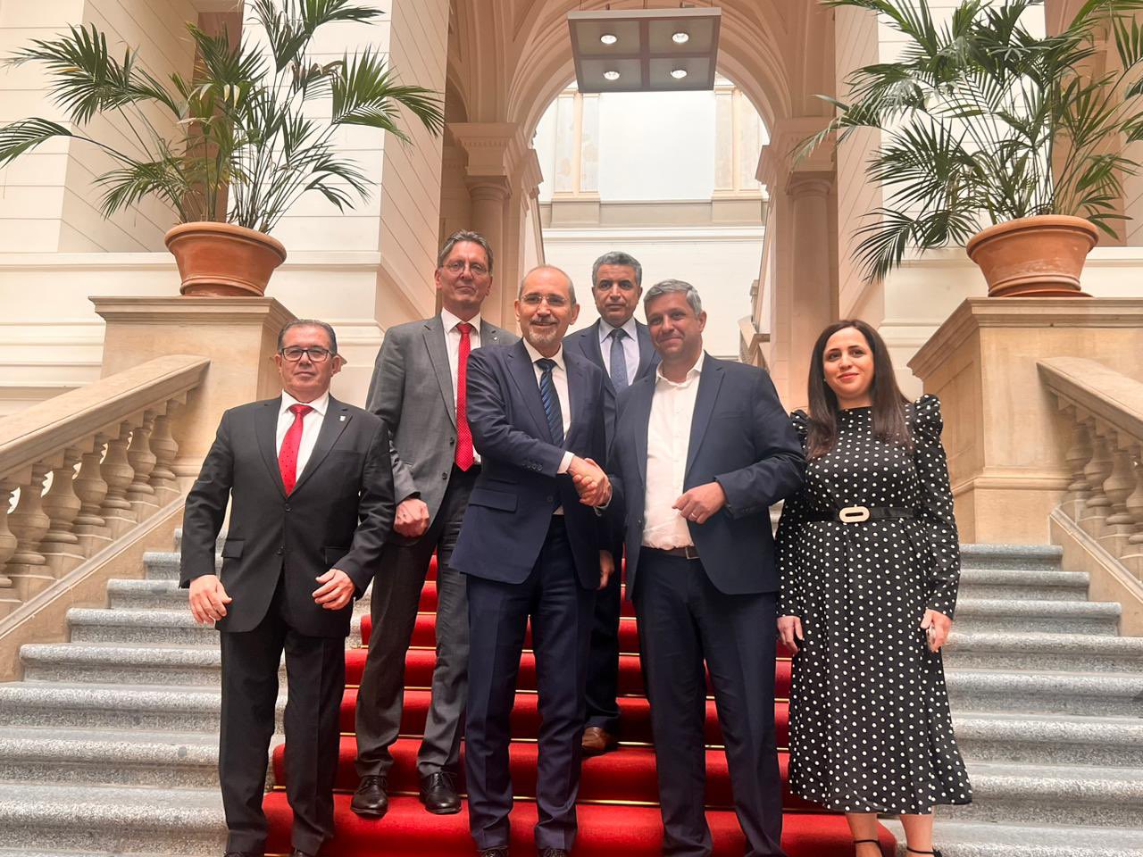 Madar Al-Saa Images 0.4682033522659421