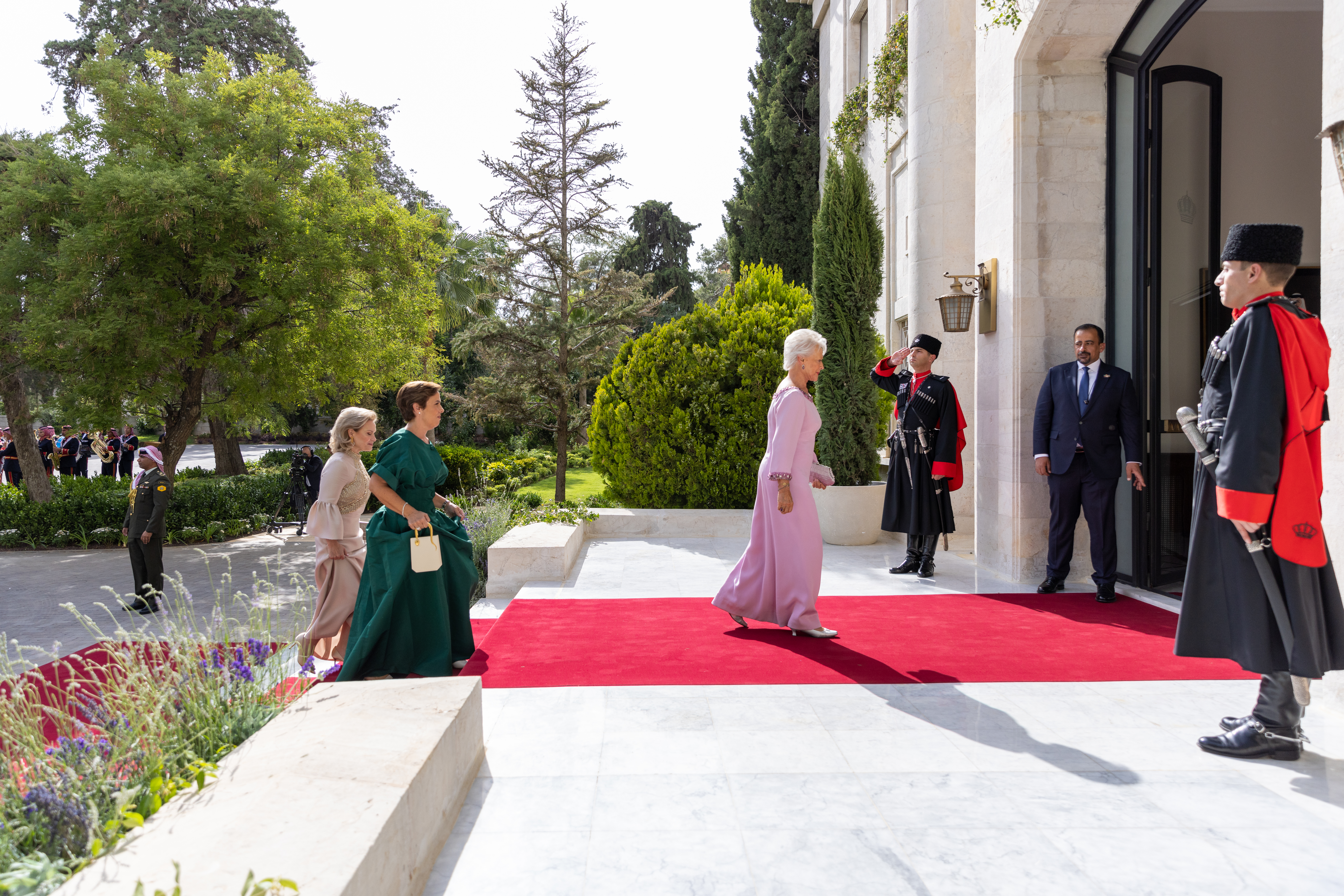 Madar Al-Saa Images 0.03583906047566199