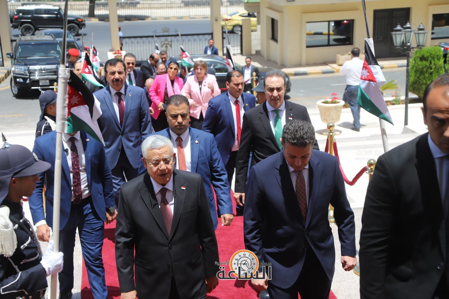 Madar Al-Saa Images 0.3737526477218369