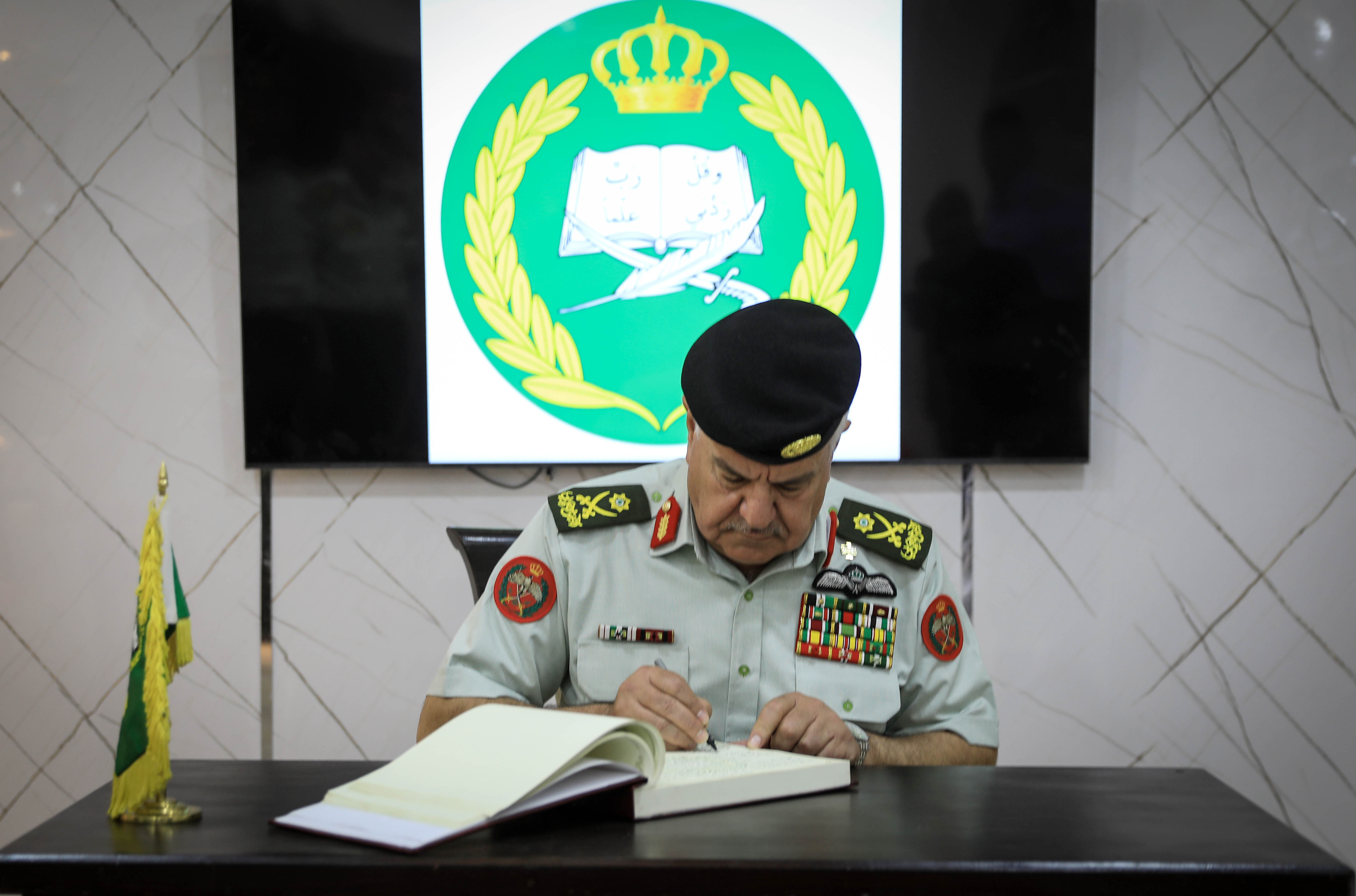 Madar Al-Saa Images 0.47461568295588585