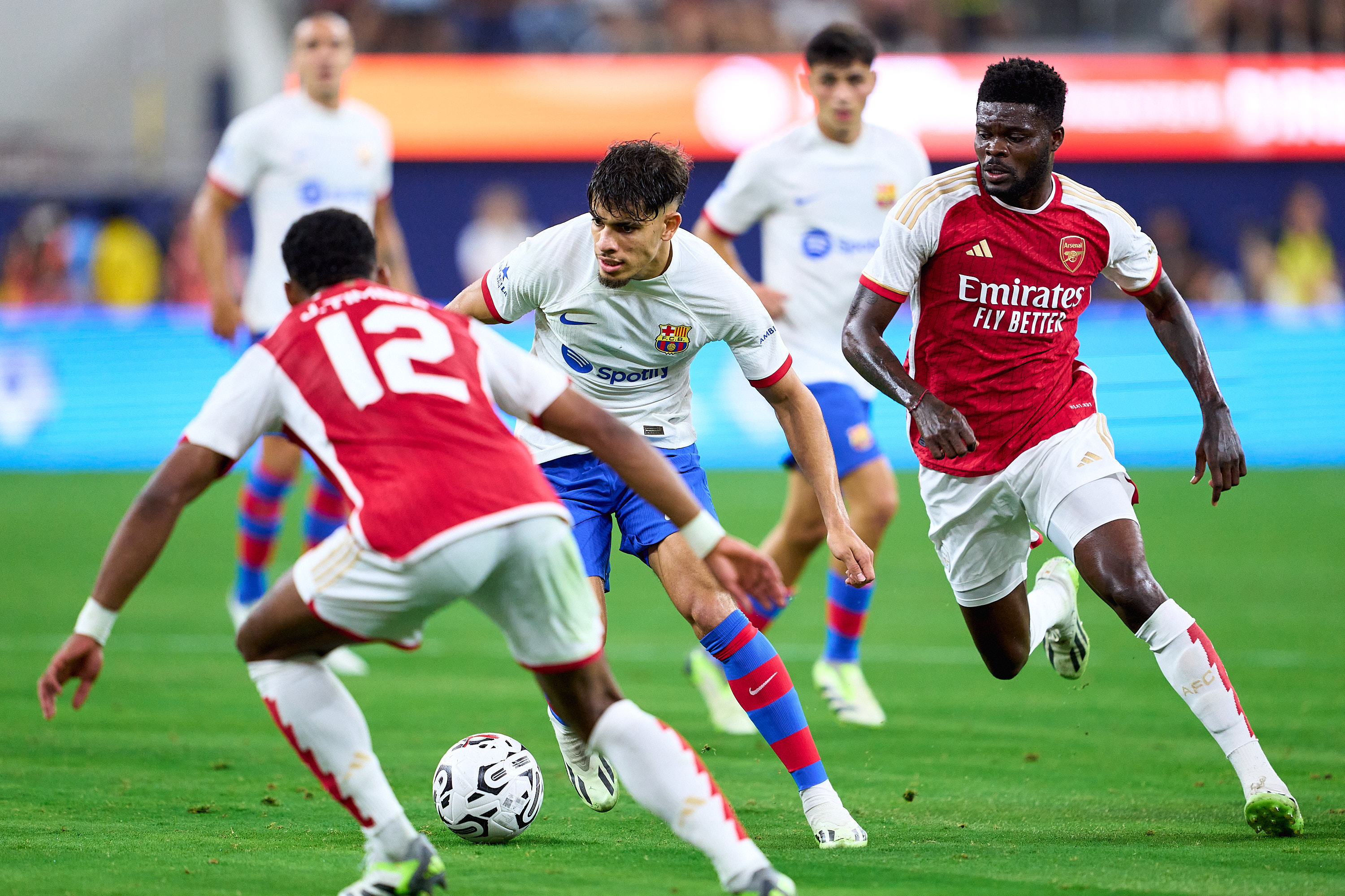 Madar Al-Saa Images 0.8771231694248225