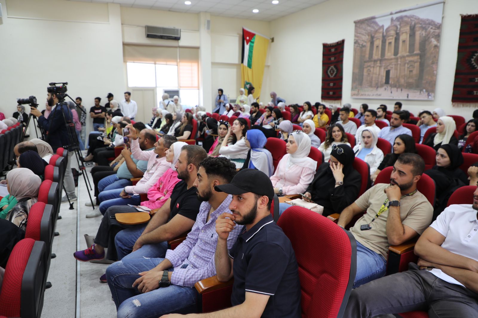 Madar Al-Saa Images 0.04206029392641142