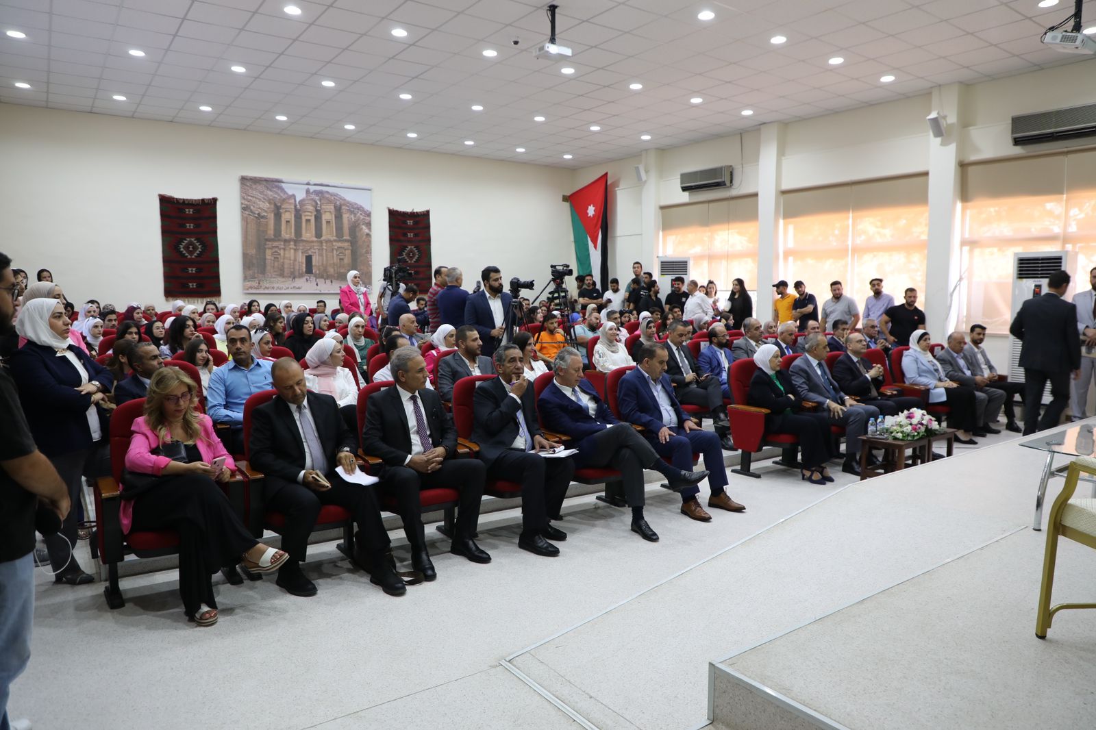 Madar Al-Saa Images 0.18193756682845885