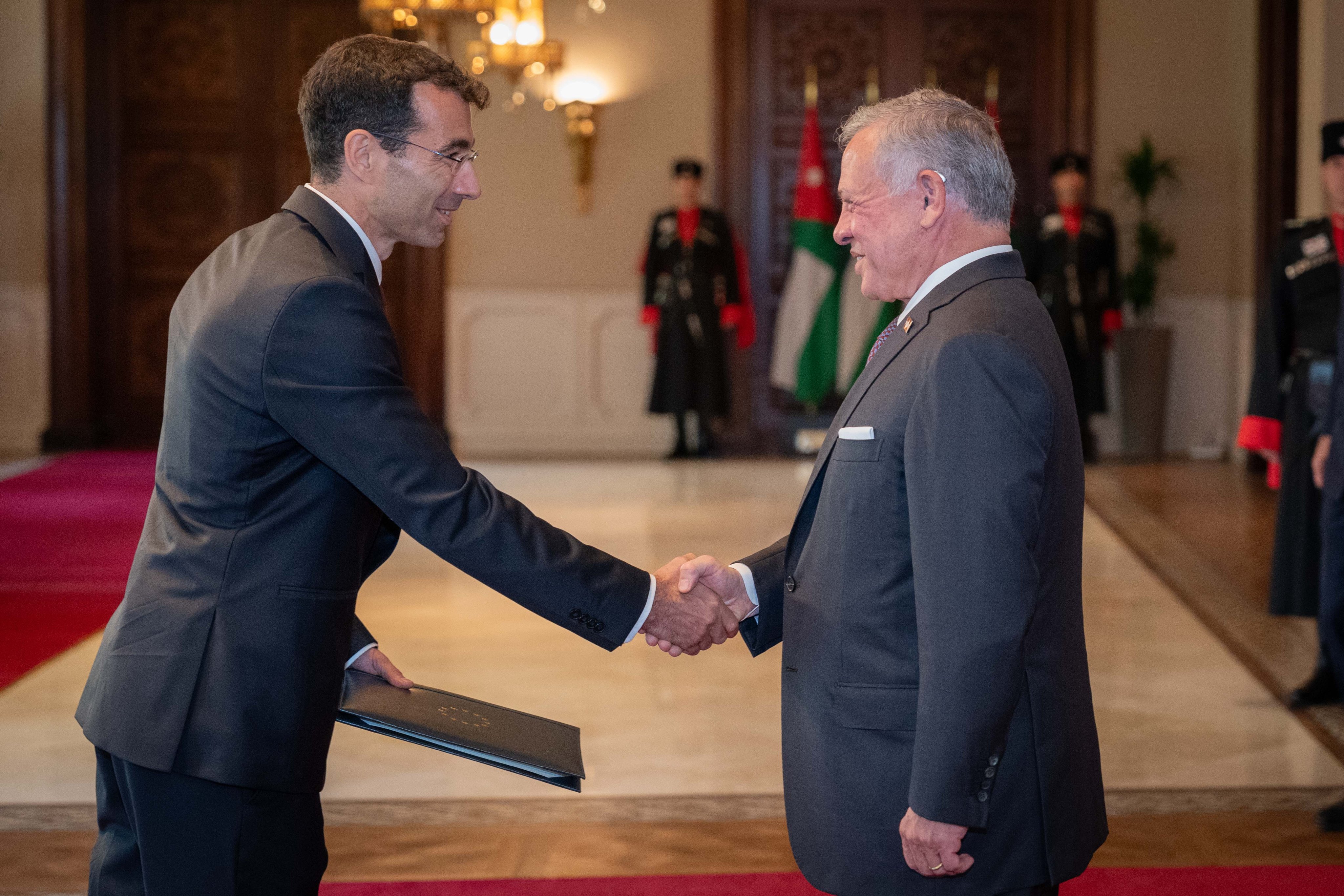 Madar Al-Saa Images 0.9609477999982083