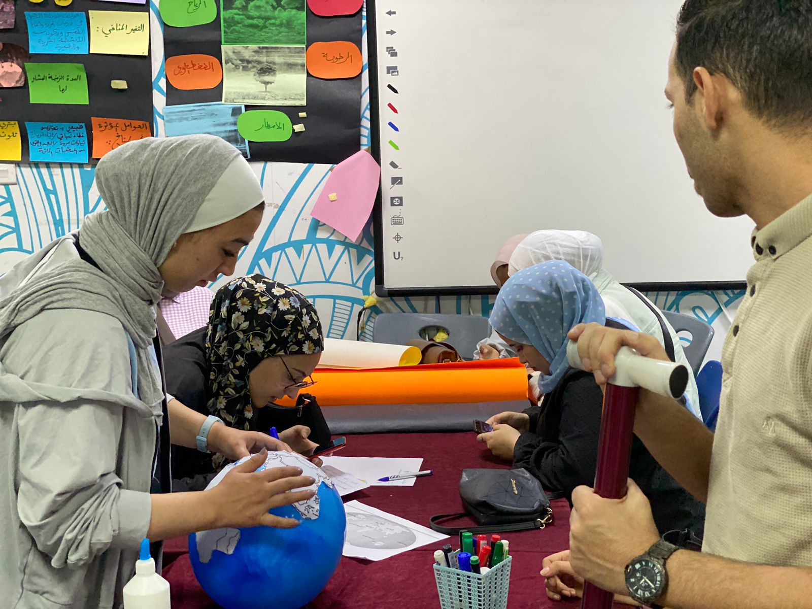 Madar Al-Saa Images 0.4372820686195025