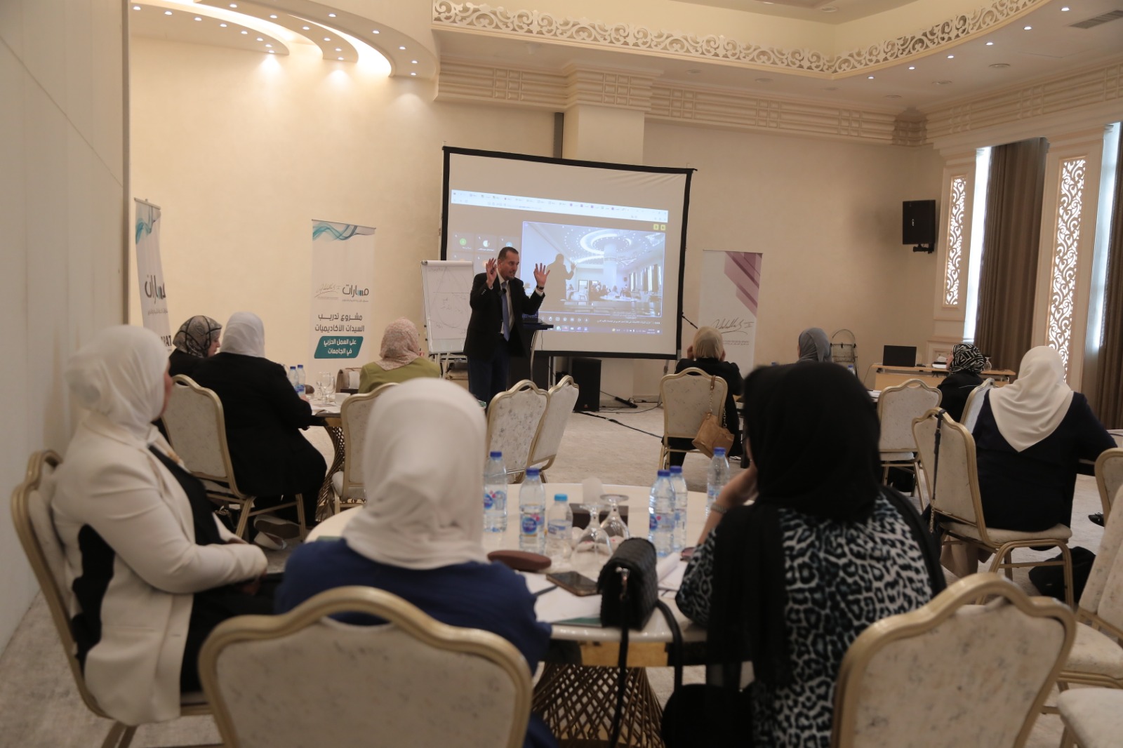 Madar Al-Saa Images 0.3777057393123855