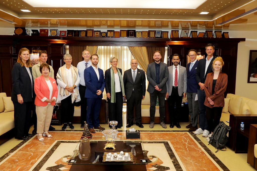 Madar Al-Saa Images 0.7639984835936748