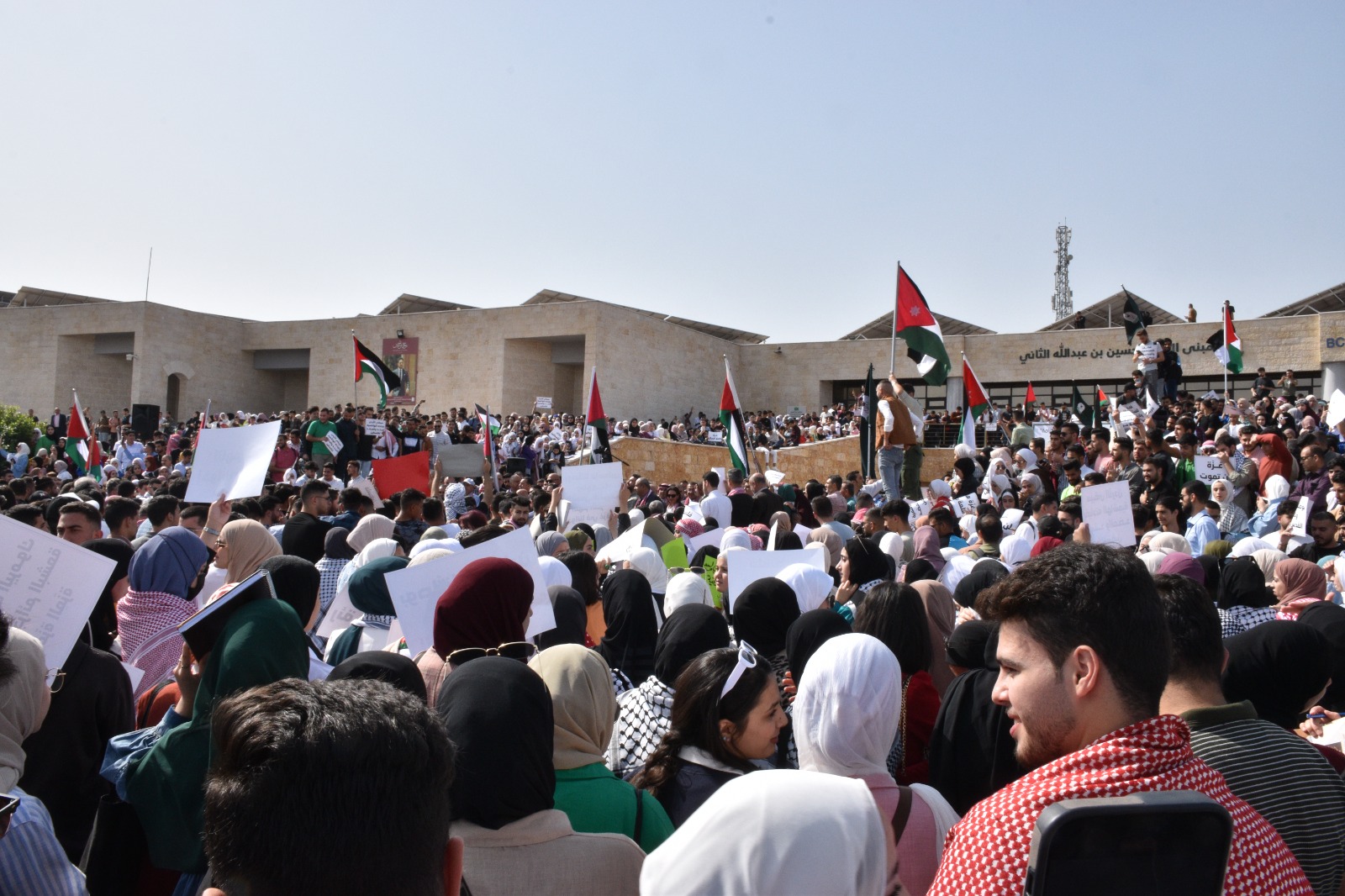 Madar Al-Saa Images 0.7497981765334536