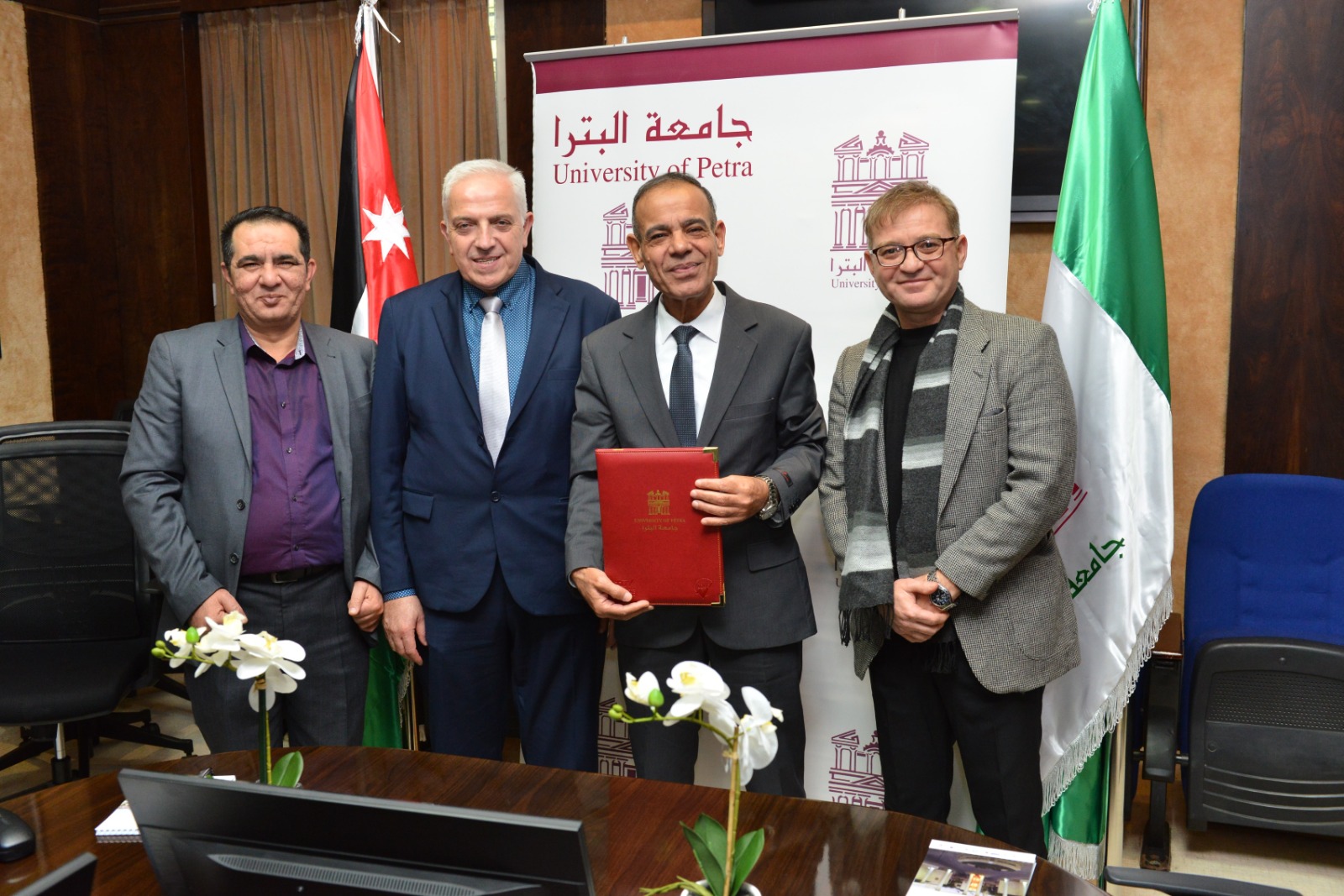 Madar Al-Saa Images 0.7492708790563445