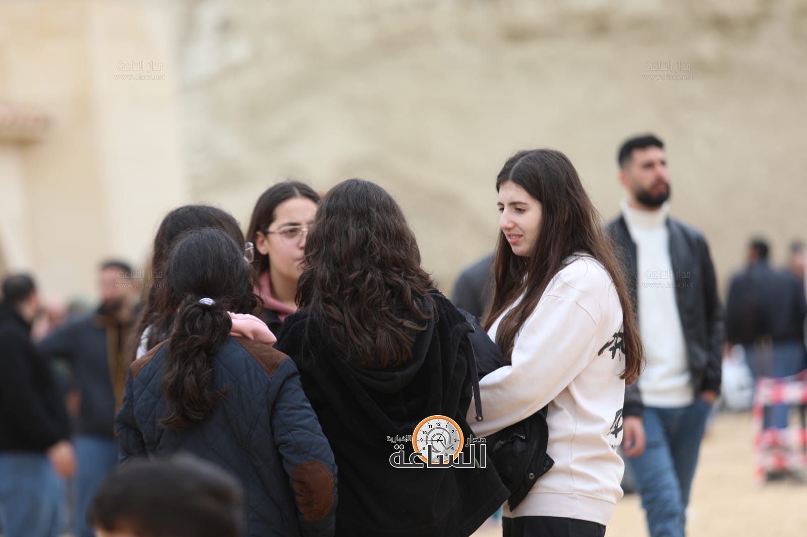 Madar Al-Saa Images 0.01640398987793934