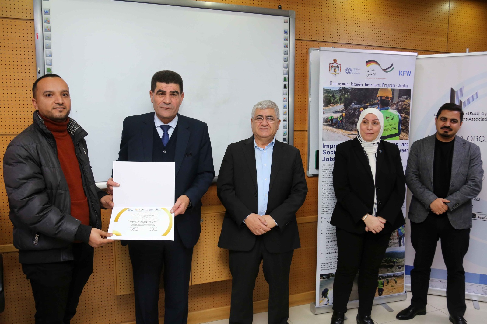 Madar Al-Saa Images 0.37145877482668443