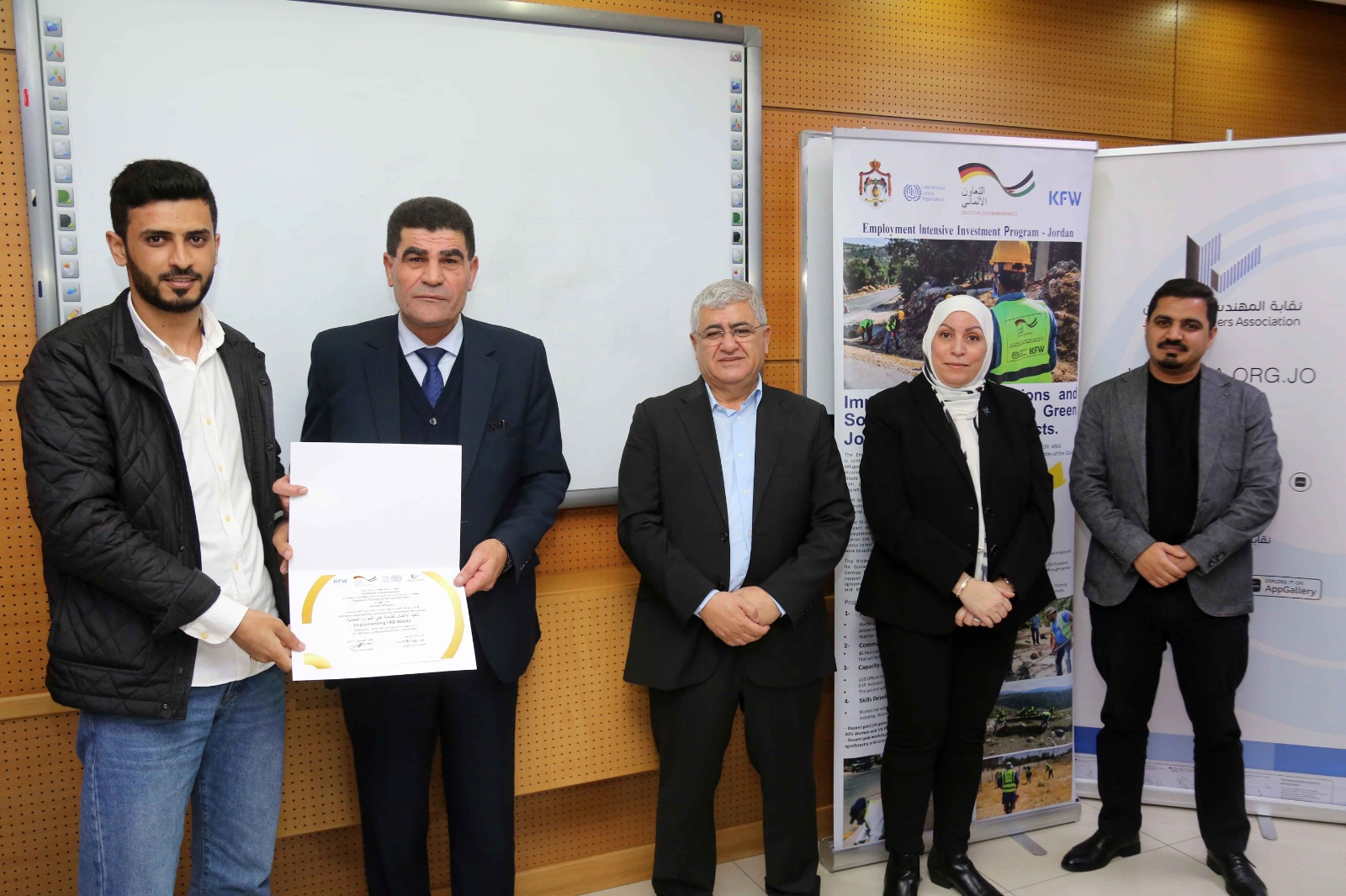 Madar Al-Saa Images 0.3782143449252964