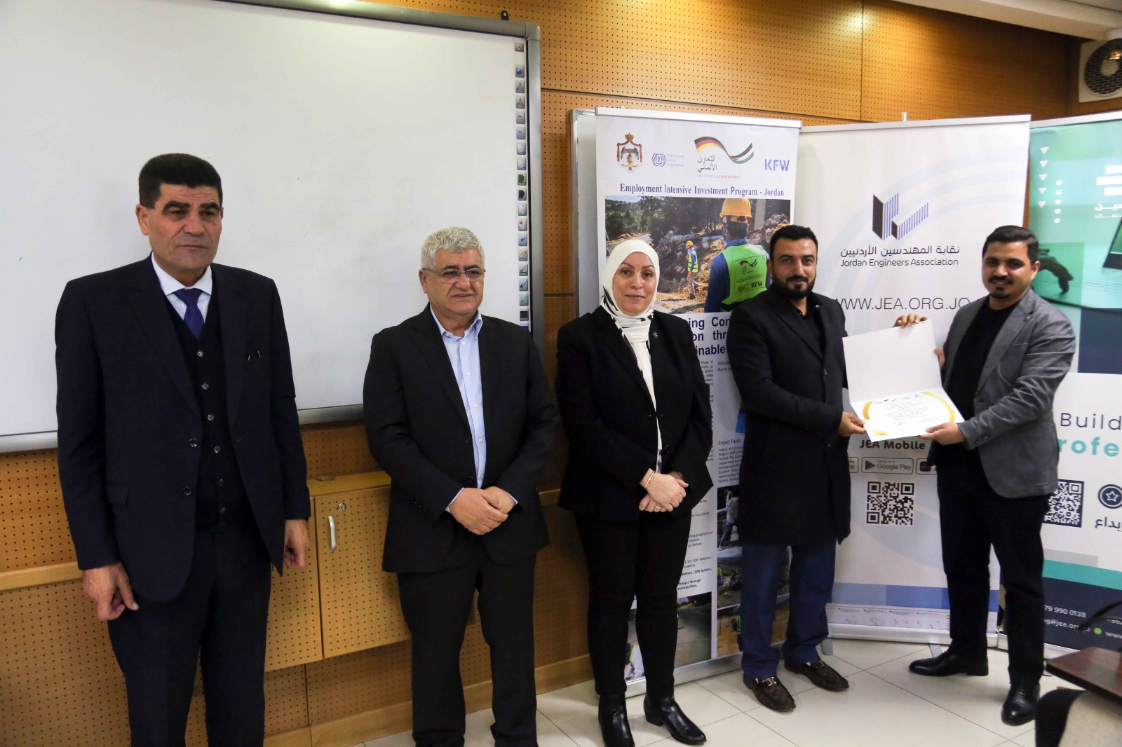 Madar Al-Saa Images 0.943415032624924