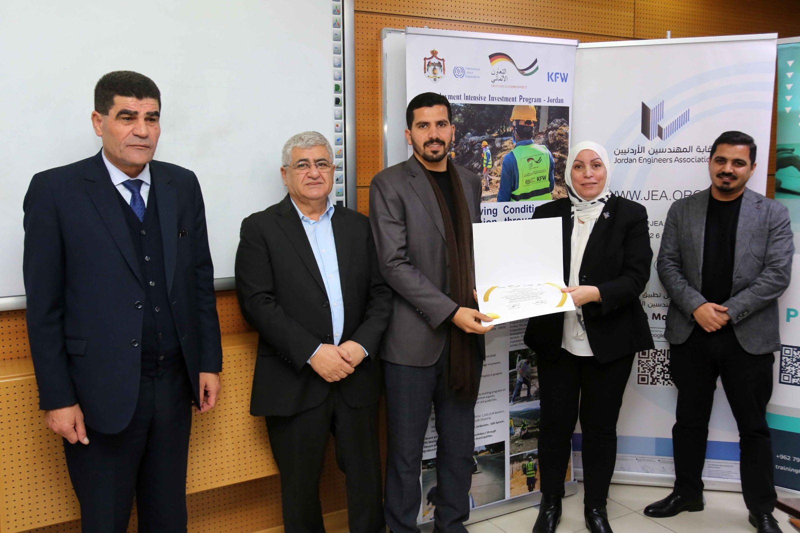 Madar Al-Saa Images 0.37760817505046185