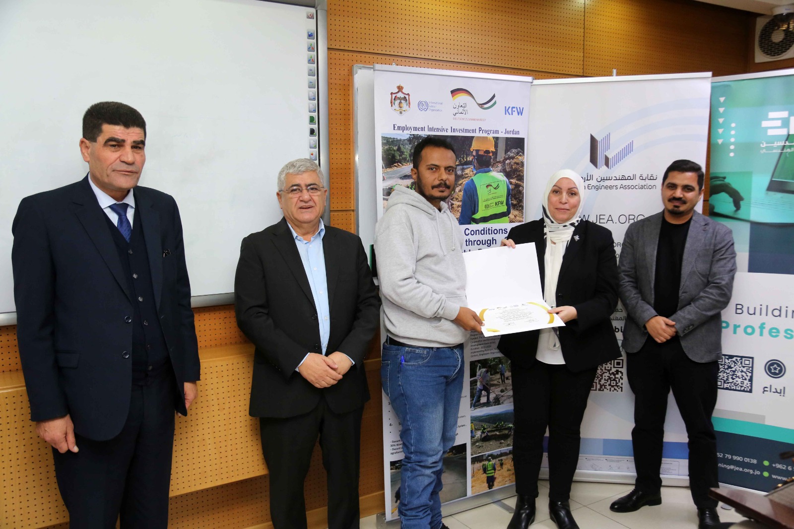 Madar Al-Saa Images 0.8209458557680991