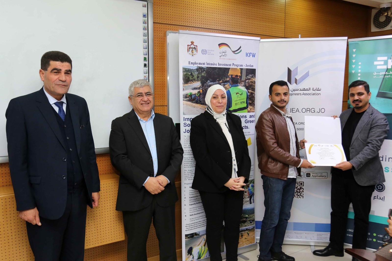 Madar Al-Saa Images 0.13500505386894557