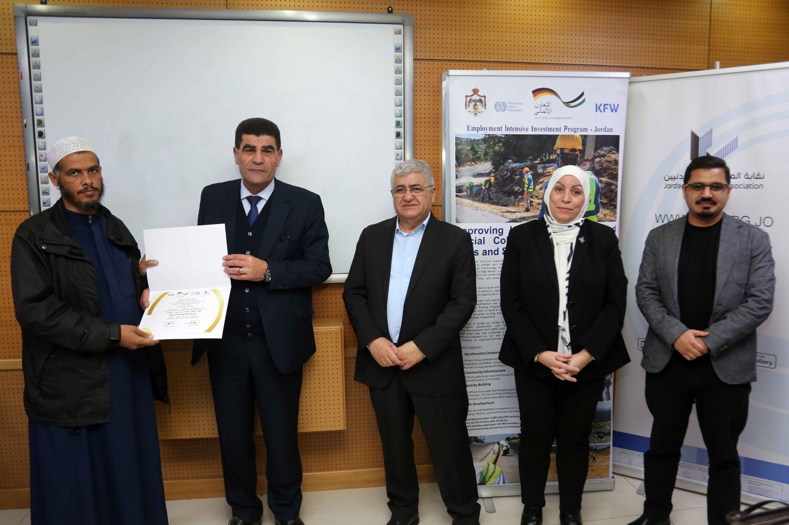 Madar Al-Saa Images 0.4883127619480283