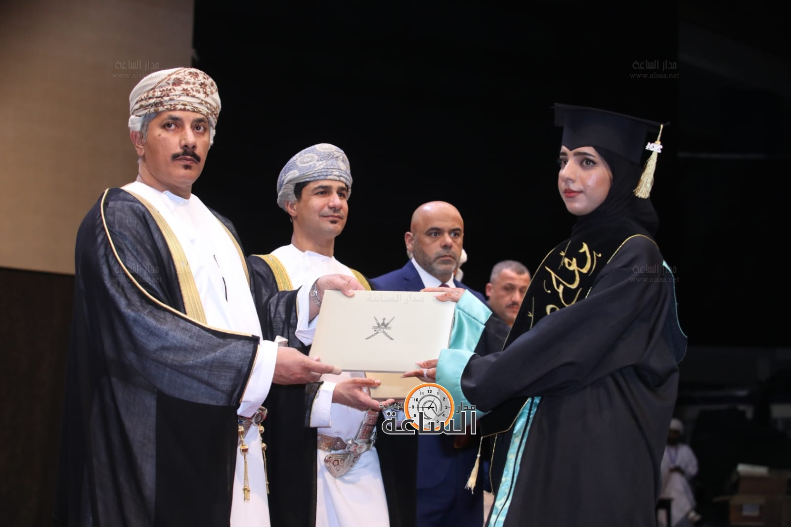 Madar Al-Saa Images 0.9780307021852119