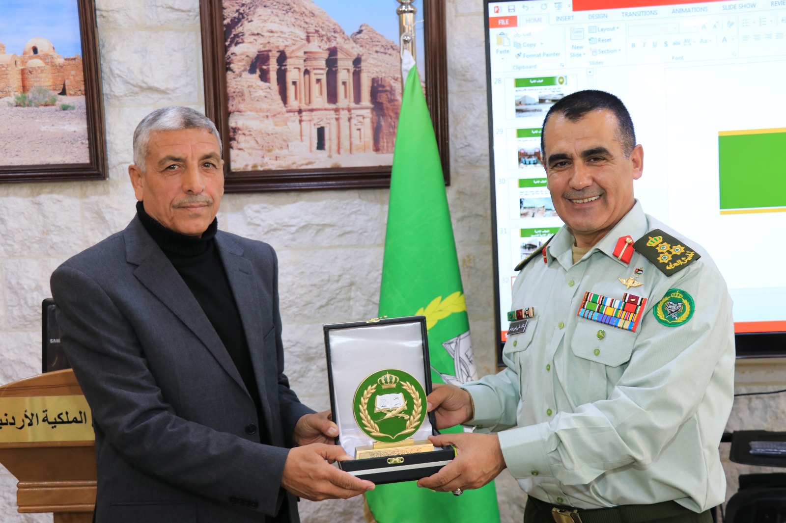 Madar Al-Saa Images 0.38797979563842877