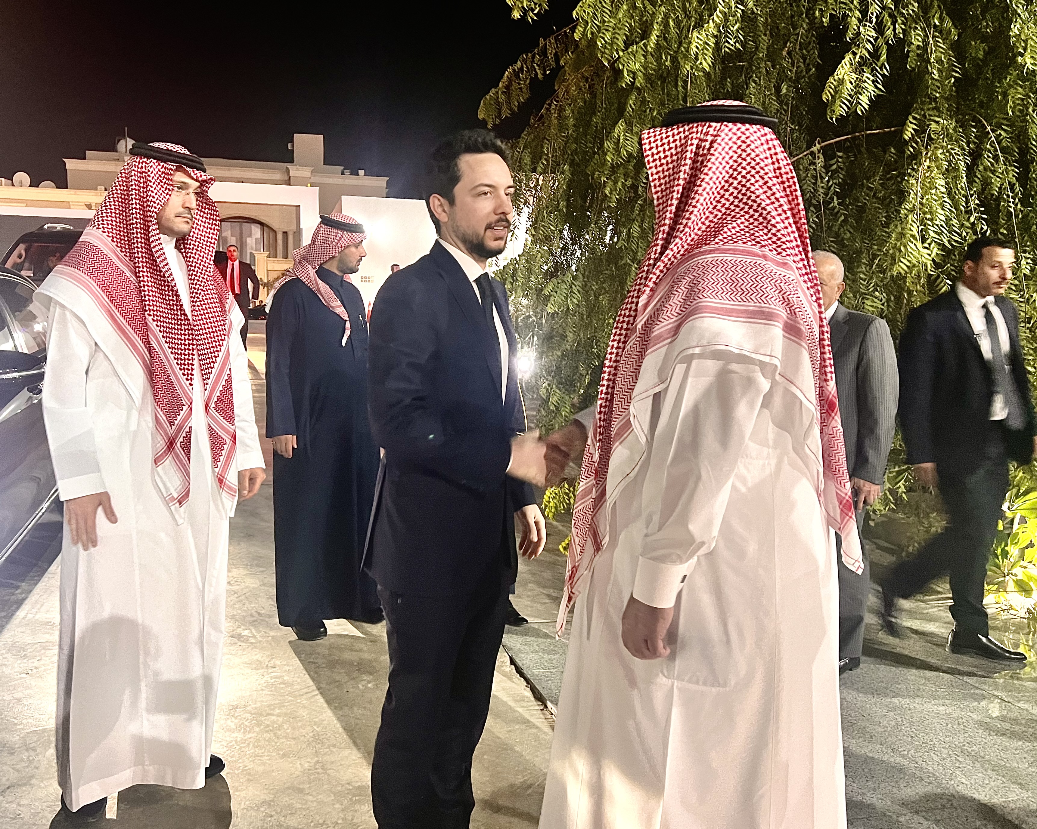 Madar Al-Saa Images 0.36576490566545394