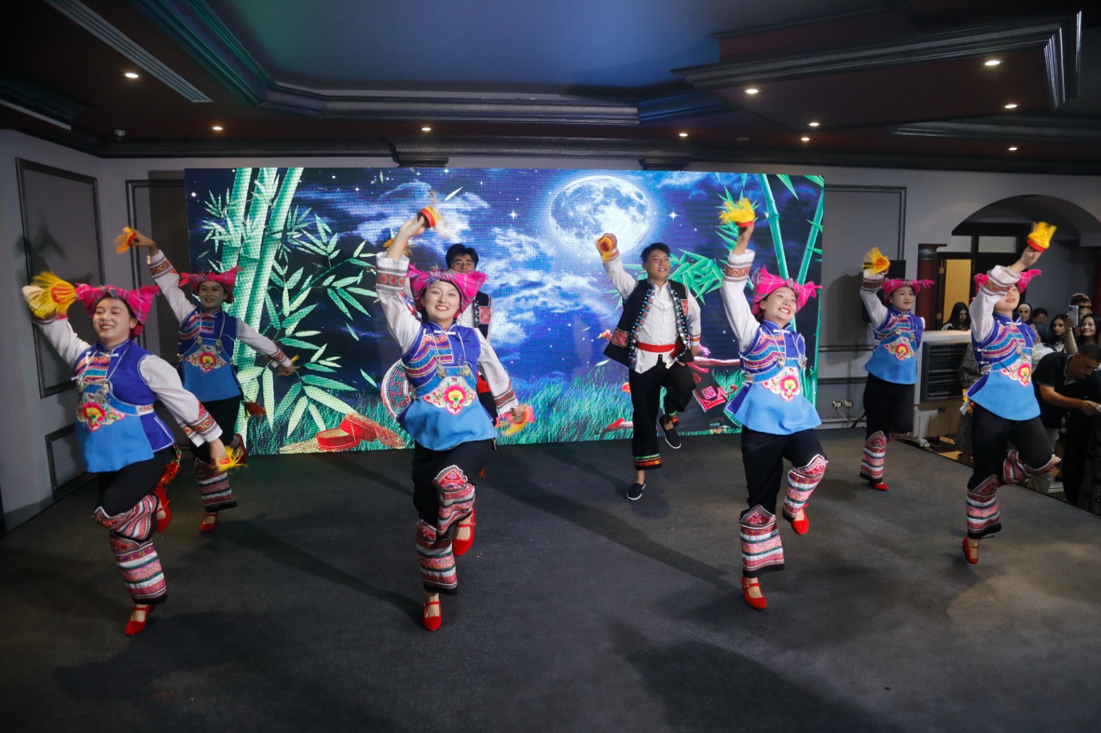 Madar Al-Saa Images 0.2971527792792208