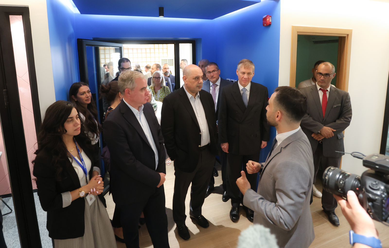 Madar Al-Saa Images 0.8418560626565126