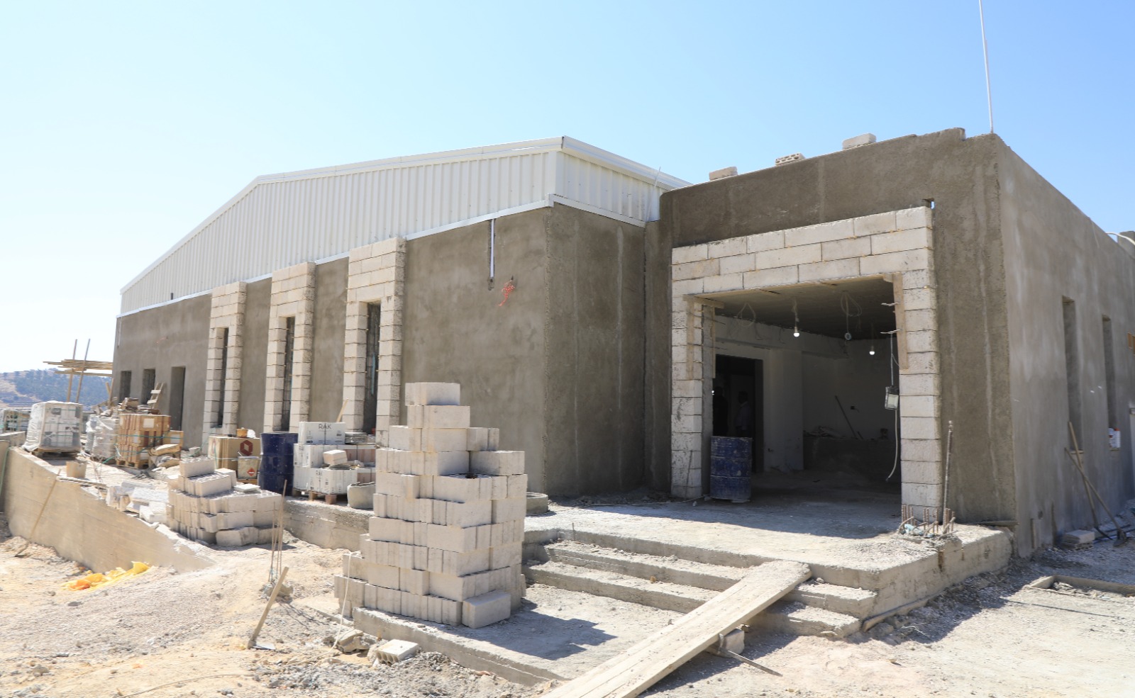 Madar Al-Saa Images 0.4867821038889477