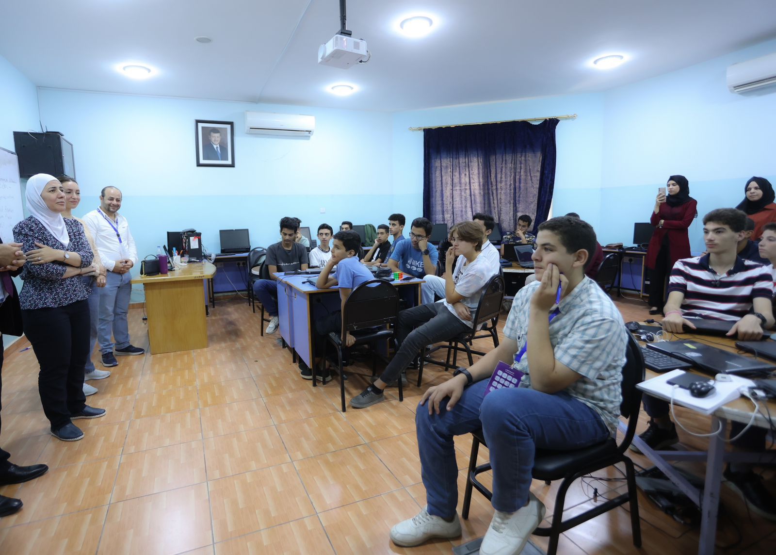 Madar Al-Saa Images 0.9799739521634117