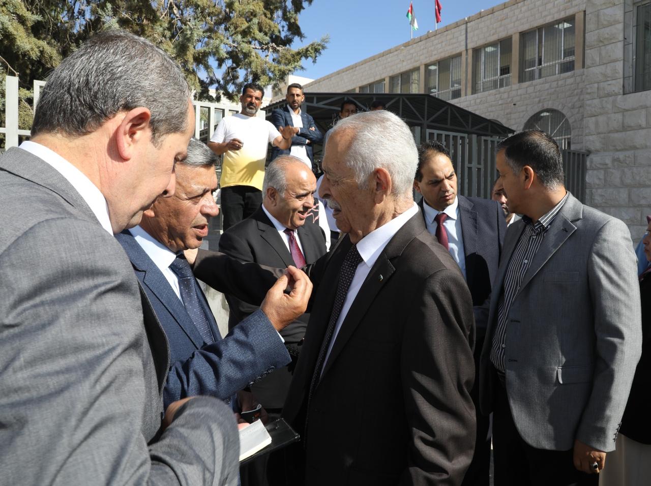 Madar Al-Saa Images 0.5235901677701431