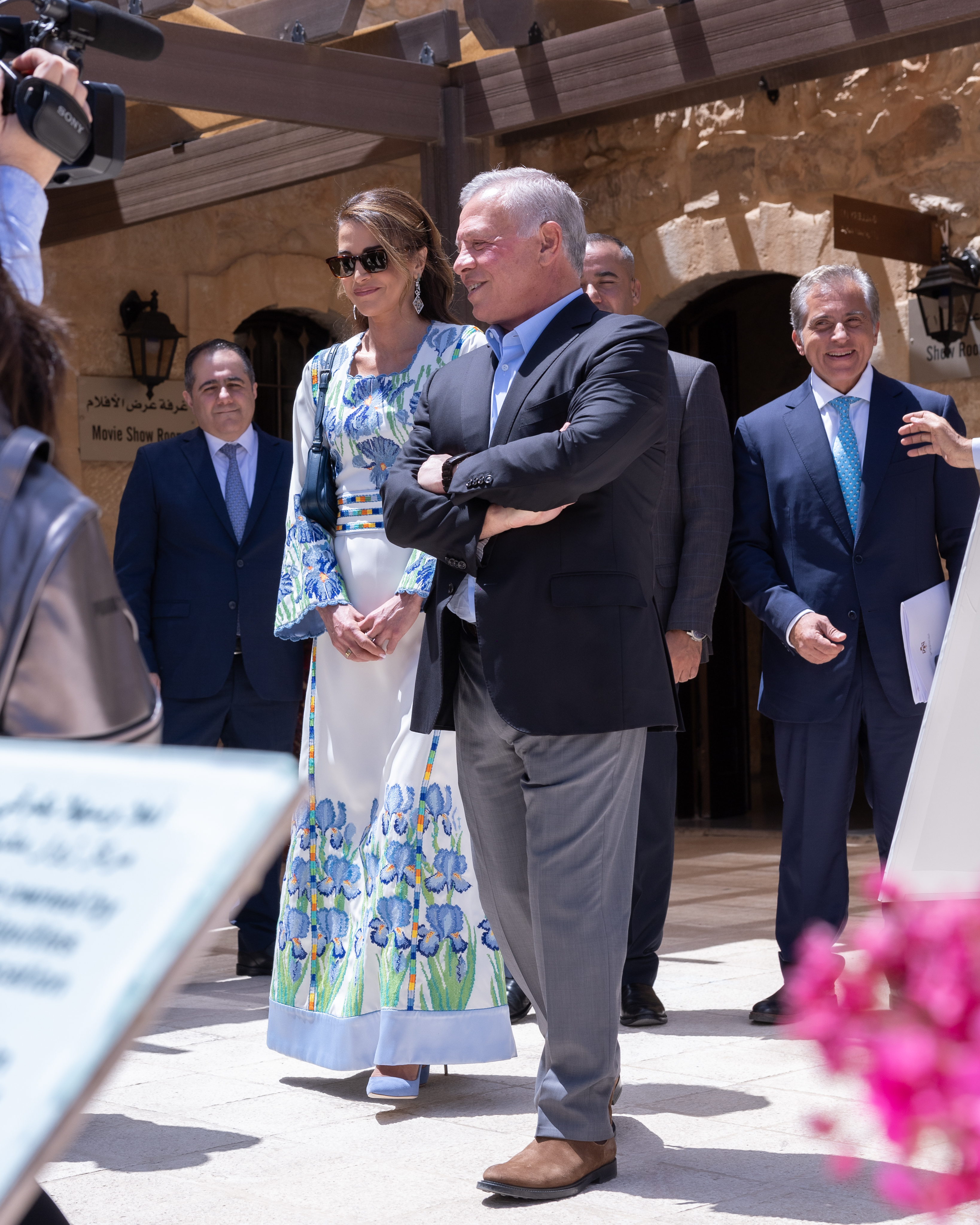 

جلالتا الملك عبدالله الثاني والملكة رانيا خلال زيارة إلى مادباضمن احتفالات المملكة باليوبيل الفضي لتسلم جلالة الملك سلطاته الدستورية وجلوسه على العرش  مادبا، الأردن / 22 نيسان 2024

