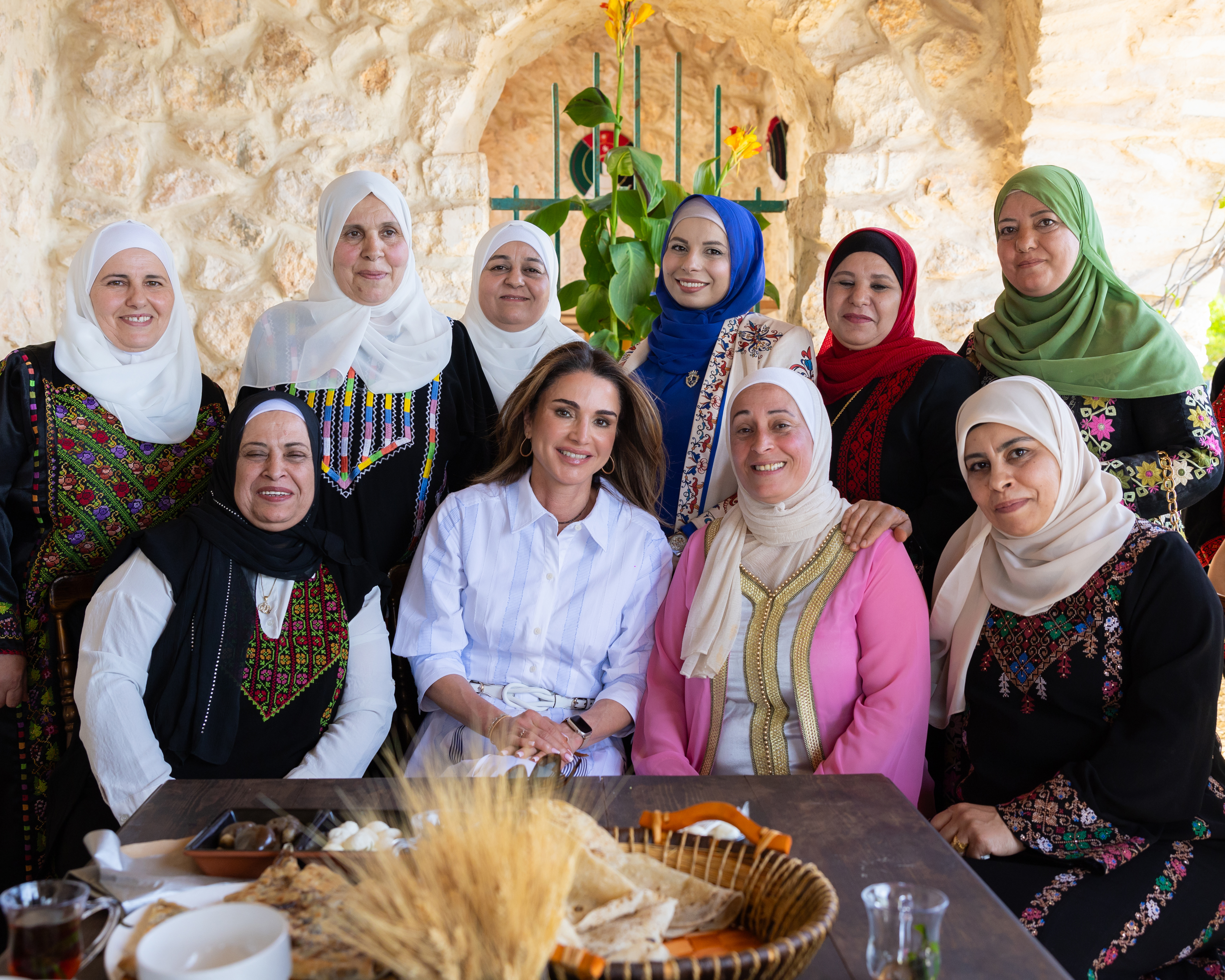 

الملكة رانيا خلال لقاء مع عدد من سيدات عيرا ويرقا  البلقاء، الأردن / 22 أيار 2024

