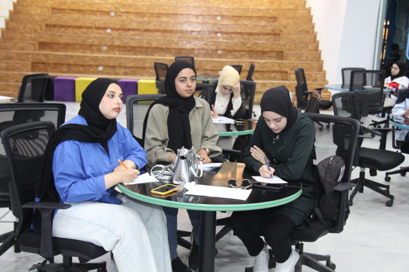 Madar Al-Saa Images 0.9480557556142508