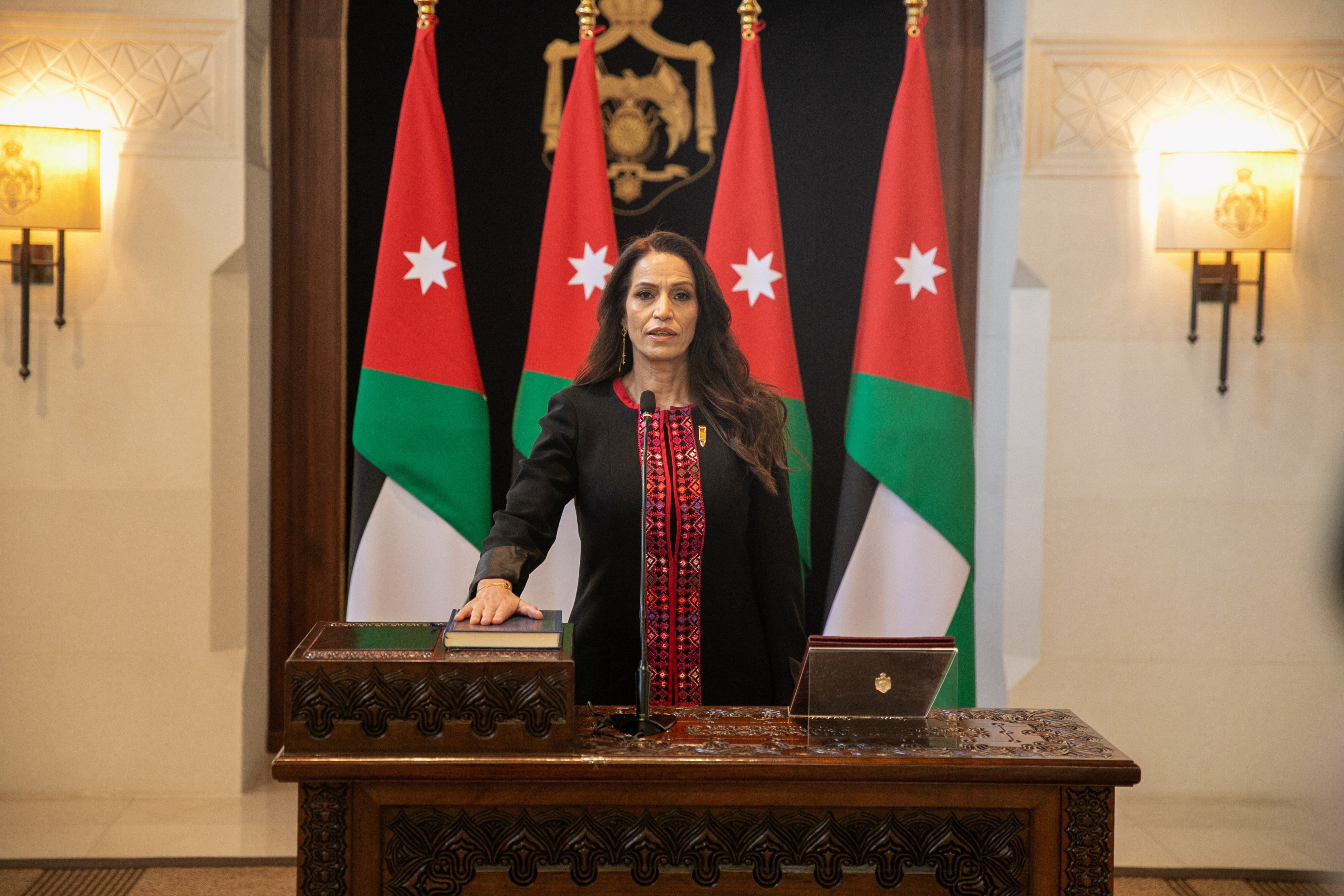 ثروه النعيمات تؤدي اليمين القانونية أمام جلالة الملك عبدالله الثاني بمناسبة تعيينها سفيرا فوق العادة ومفوضا للمملكة لدى سلطنة عُمان
