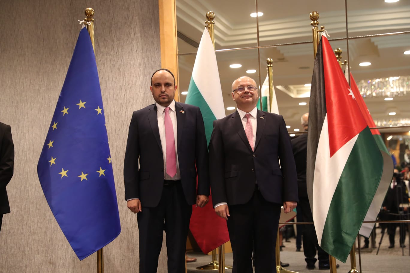 Madar Al-Saa Images 0.04412523411636693