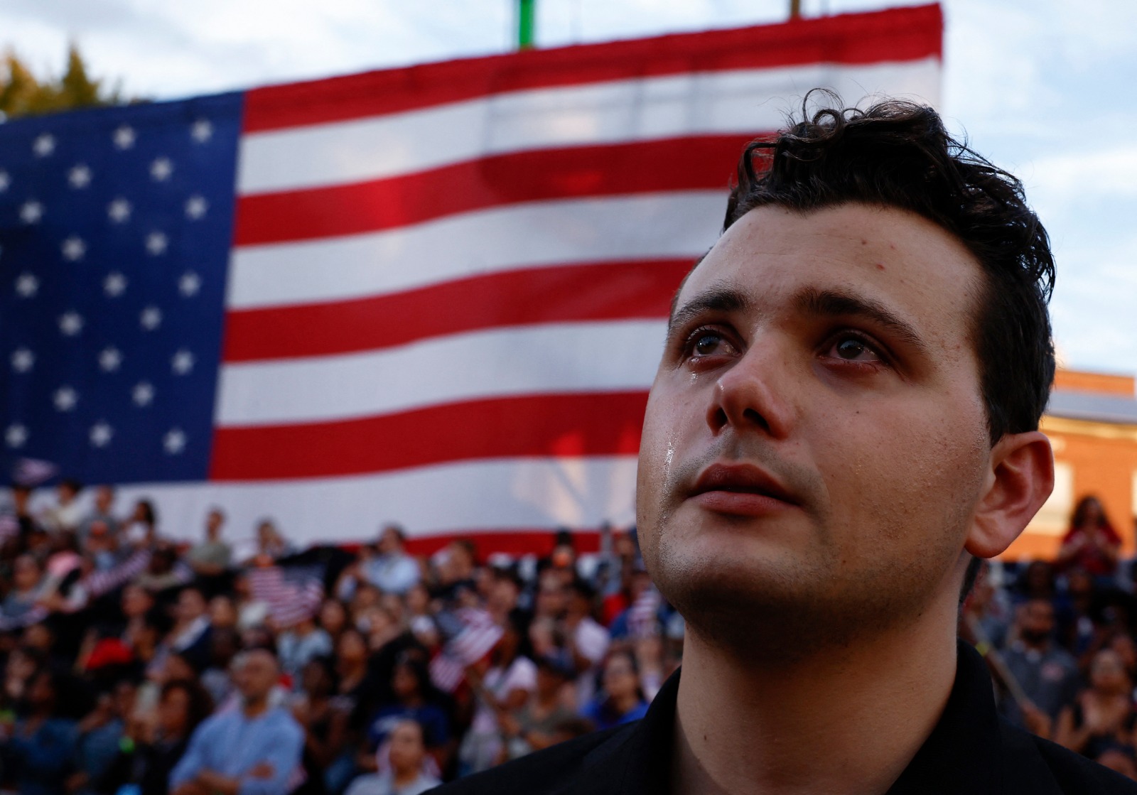 الدموع على وجه أحد مؤيدي كامالا هاريس خلال كلمة بجامعة هوارد في واشنطن تعترف فيها بالهزيمة في انتخابات الرئاسة الأميركية