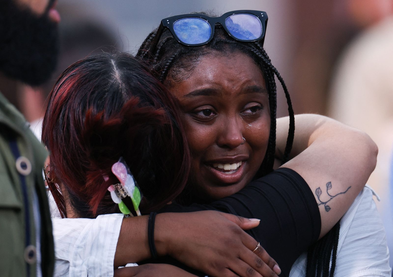 دموع في عيون أنصار كامالا هاريس خلال إلقائها خطاب الهزيمة بانتخابات الرئاسة الأميركية في واشنطن