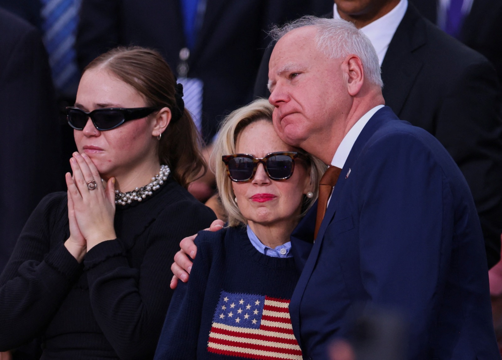 مشاعر حزن على وجه المرشح الديمقراطي لمنصب نائب الرئيس حاكم ولاية مينيسوتا تيم والز خلال إلقاء كامالا هاريس كلمة بجامعة هوارد في واشنطن تقر فيها بخسارة الانتخابات الأميركية