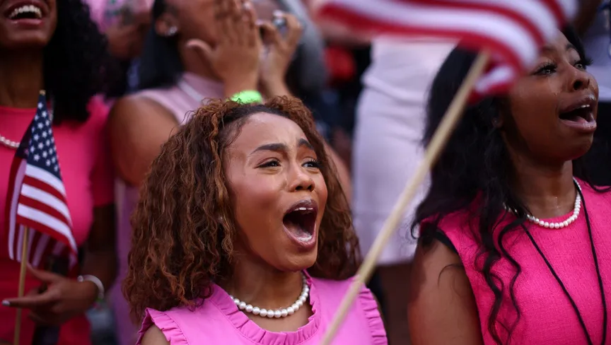 أنصار المرشحة الديمقراطية كامالا هاريس يتابعون كلمتها خلال تجمع في جامعة هوارد في واشنطن بعد خسارة الانتخابات