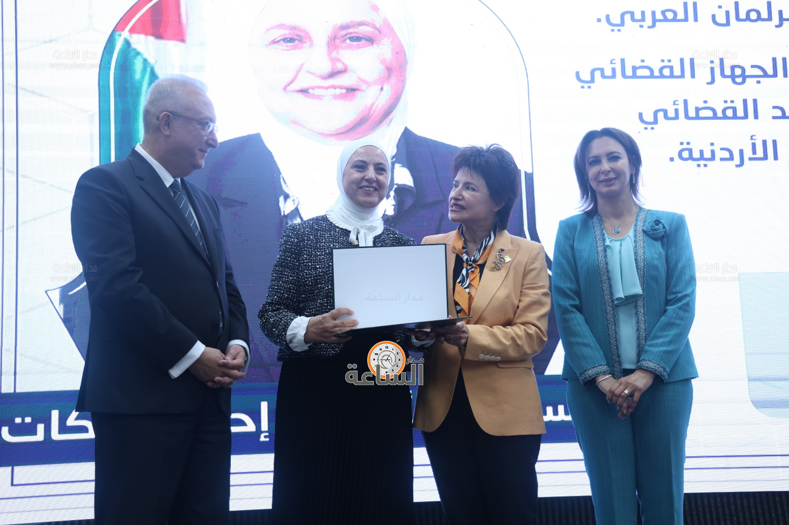 Madar Al-Saa Images 0.06429664612337627