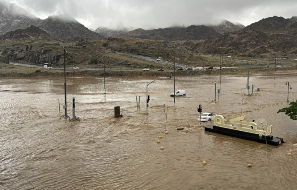 Madar Al-Saa Images 0.7410929532569841