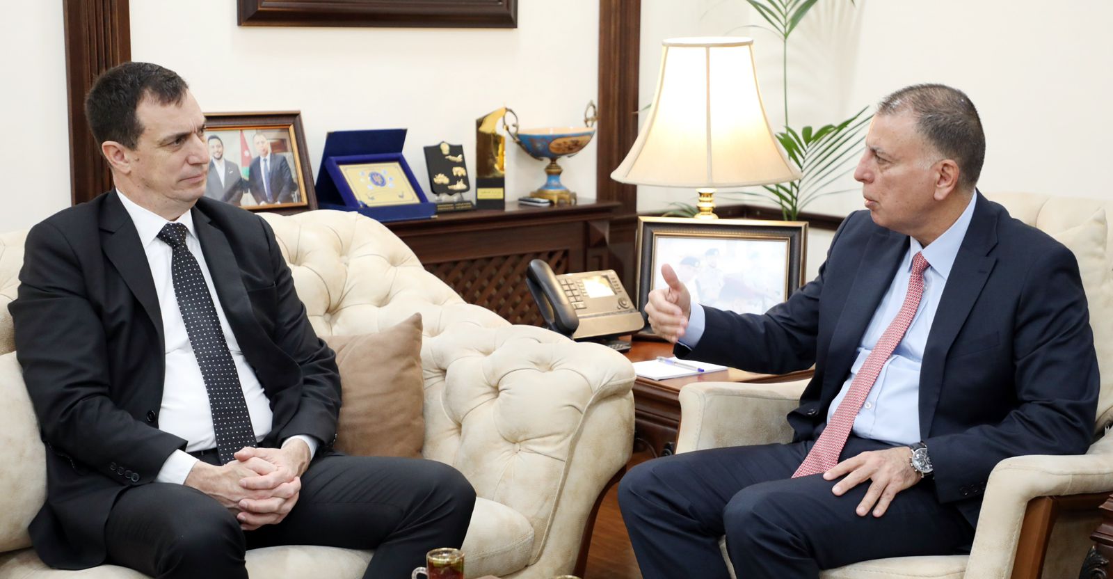 Madar Al-Saa Images 0.9803436213667449