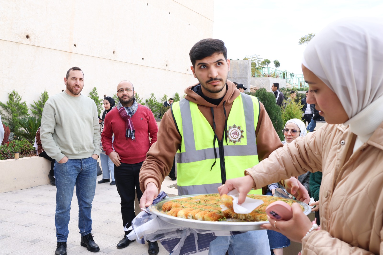 Madar Al-Saa Images 0.07024510144192897